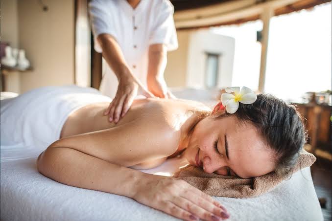 5 benefits of a warm oil massage after a long week